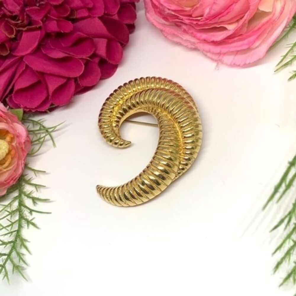 VINTAGE⚜️RARE MONET Curled Golden Brooch